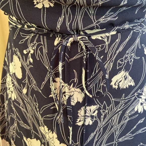 Leith Navy and White Floral Short Sleeve MIDI Wrap Dress Size Small - Picture 8 of 10
